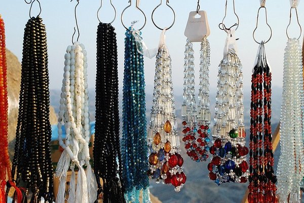 How to Layer Delicate Necklaces for a Sophisticated London Evening Out?